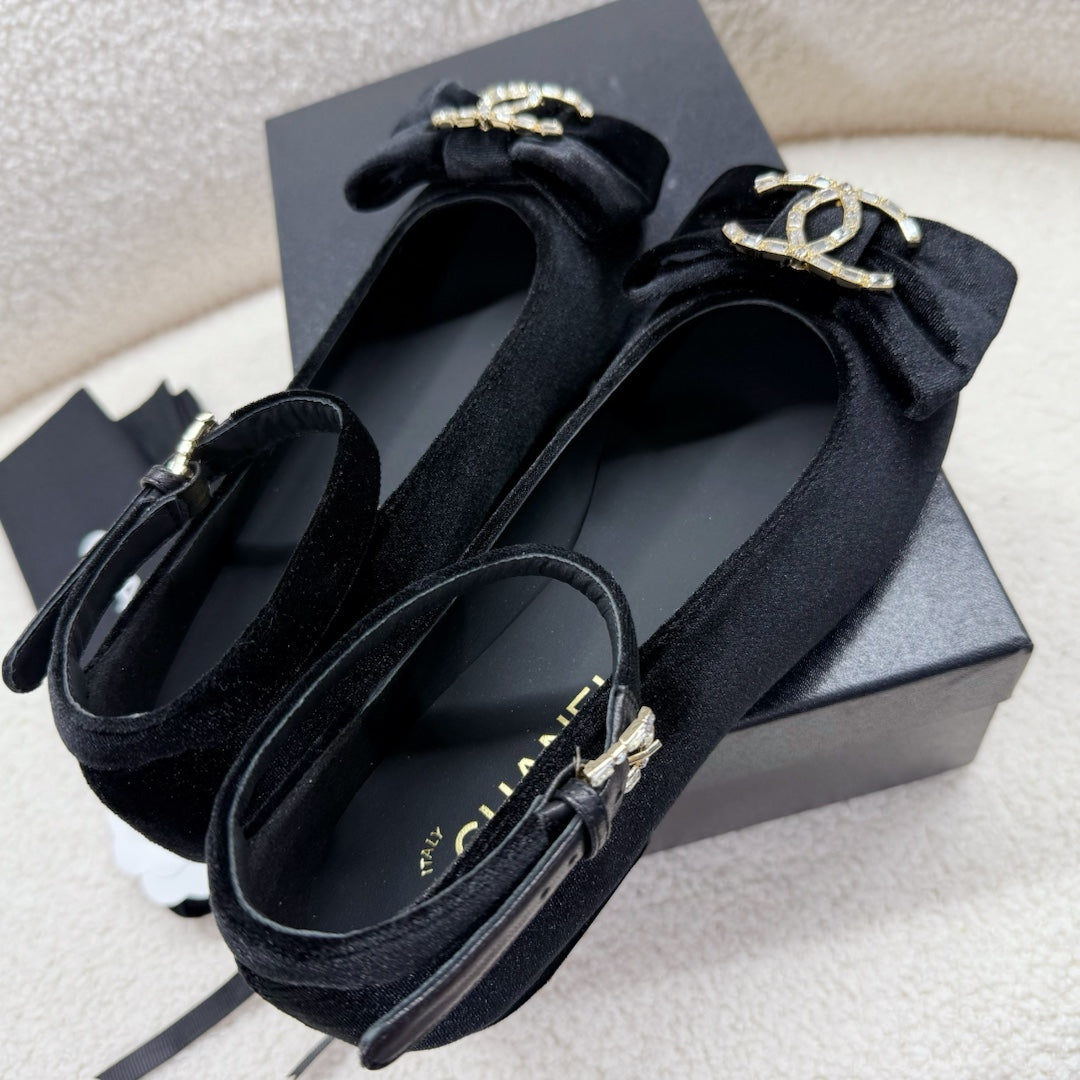 MARY JANE SHOES IN BLACK VELVET