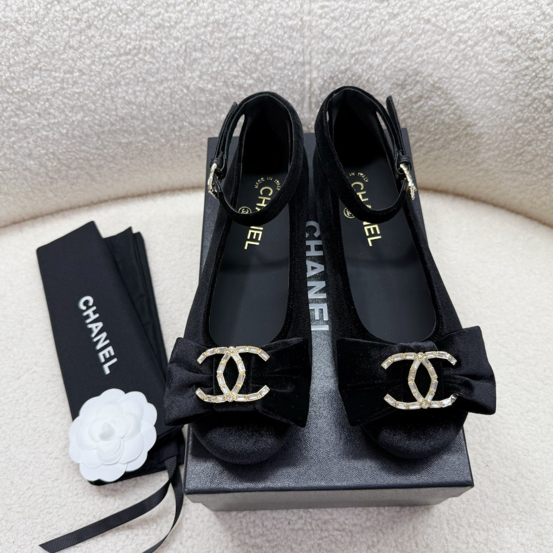 MARY JANE SHOES IN BLACK VELVET