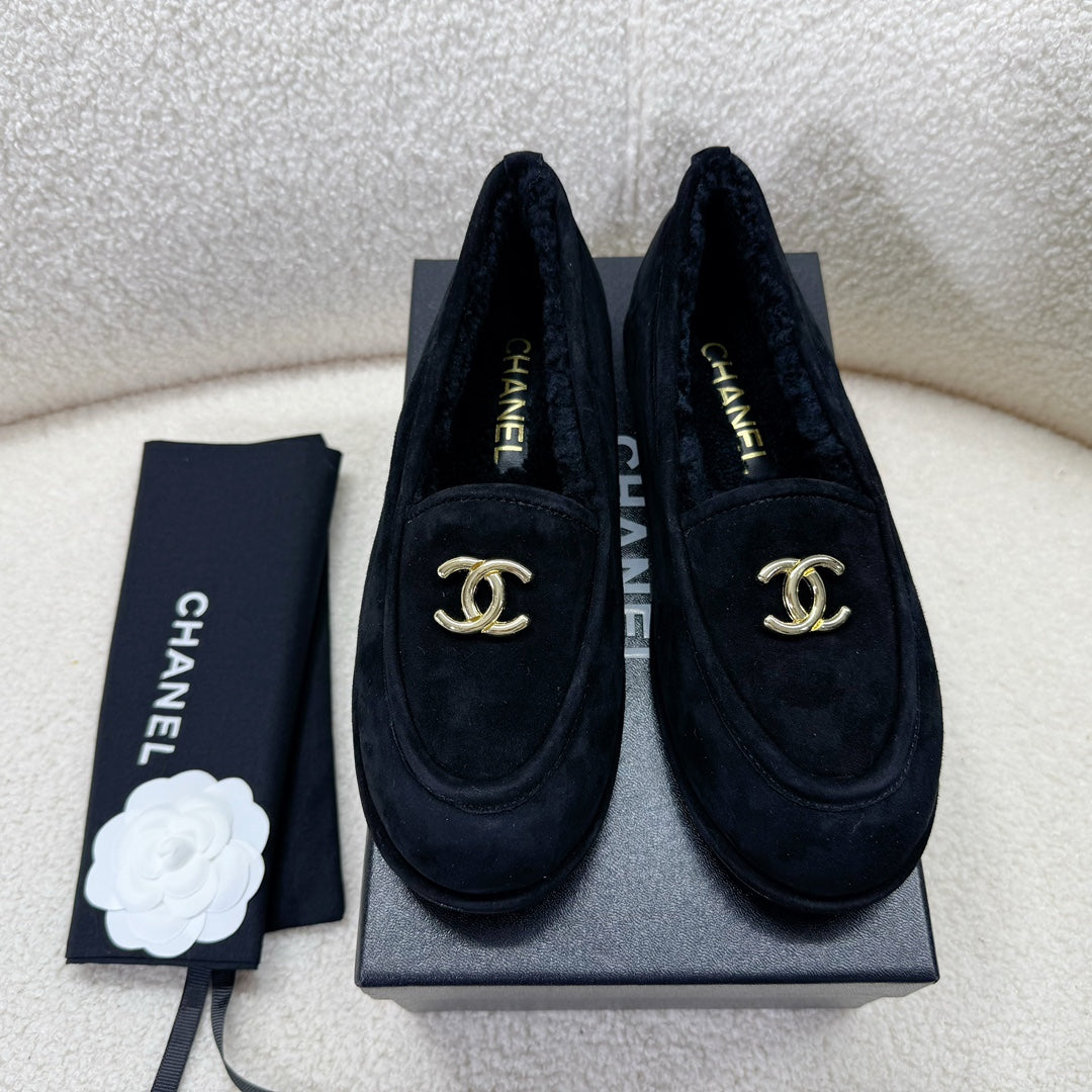 LOAFER IN BLACK SUEDE AND WOOL LINING