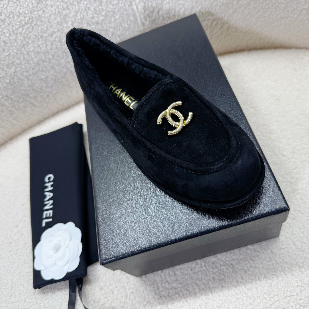 LOAFER IN BLACK SUEDE AND WOOL LINING