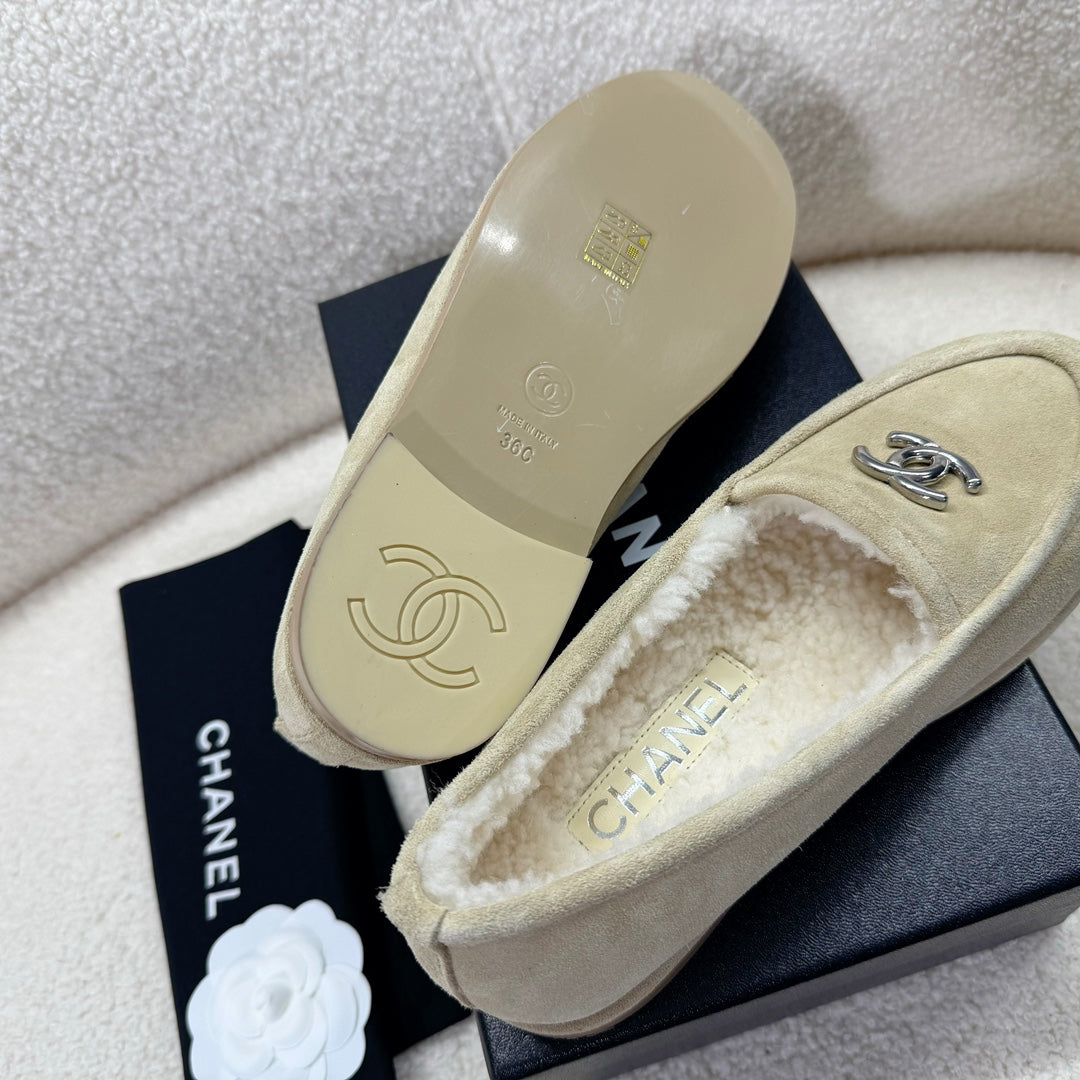 LOAFER IN ECRU TAN SUEDE AND WOOL LINING