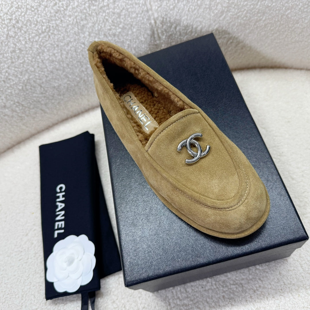 LOAFER IN PEANUT BROWN SUEDE AND WOOL LINING