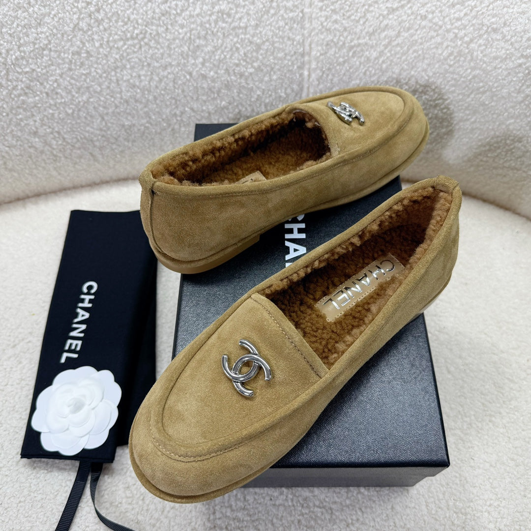 LOAFER IN PEANUT BROWN SUEDE AND WOOL LINING