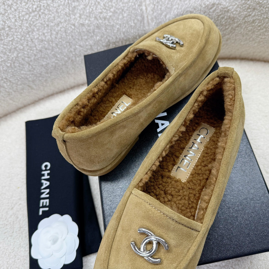 LOAFER IN PEANUT BROWN SUEDE AND WOOL LINING