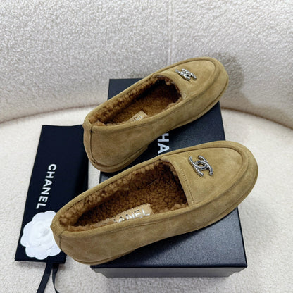 LOAFER IN PEANUT BROWN SUEDE AND WOOL LINING