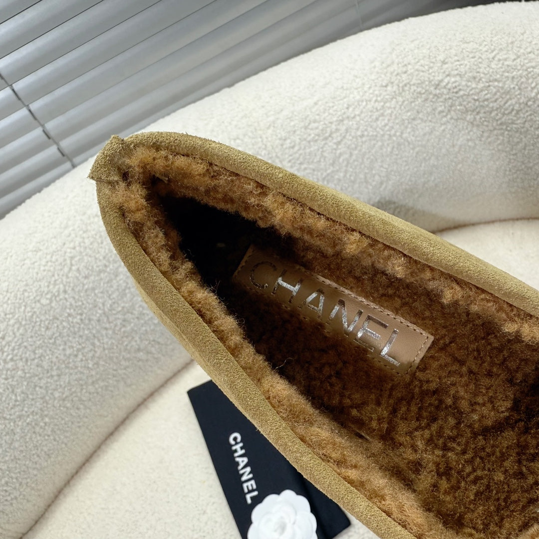 LOAFER IN PEANUT BROWN SUEDE AND WOOL LINING