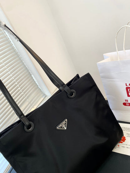 MEDIUM TOTE BAG 36 IN BLACK RE-NYLON FABRIC