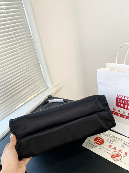 MEDIUM TOTE BAG 36 IN BLACK RE-NYLON FABRIC