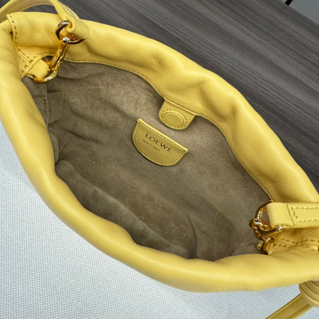 LOE 23 FLAMENCO PURSE BUCKET IN YELLOW LAMBSKIN