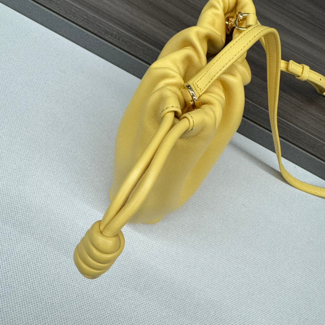 LOE 23 FLAMENCO PURSE BUCKET IN YELLOW LAMBSKIN