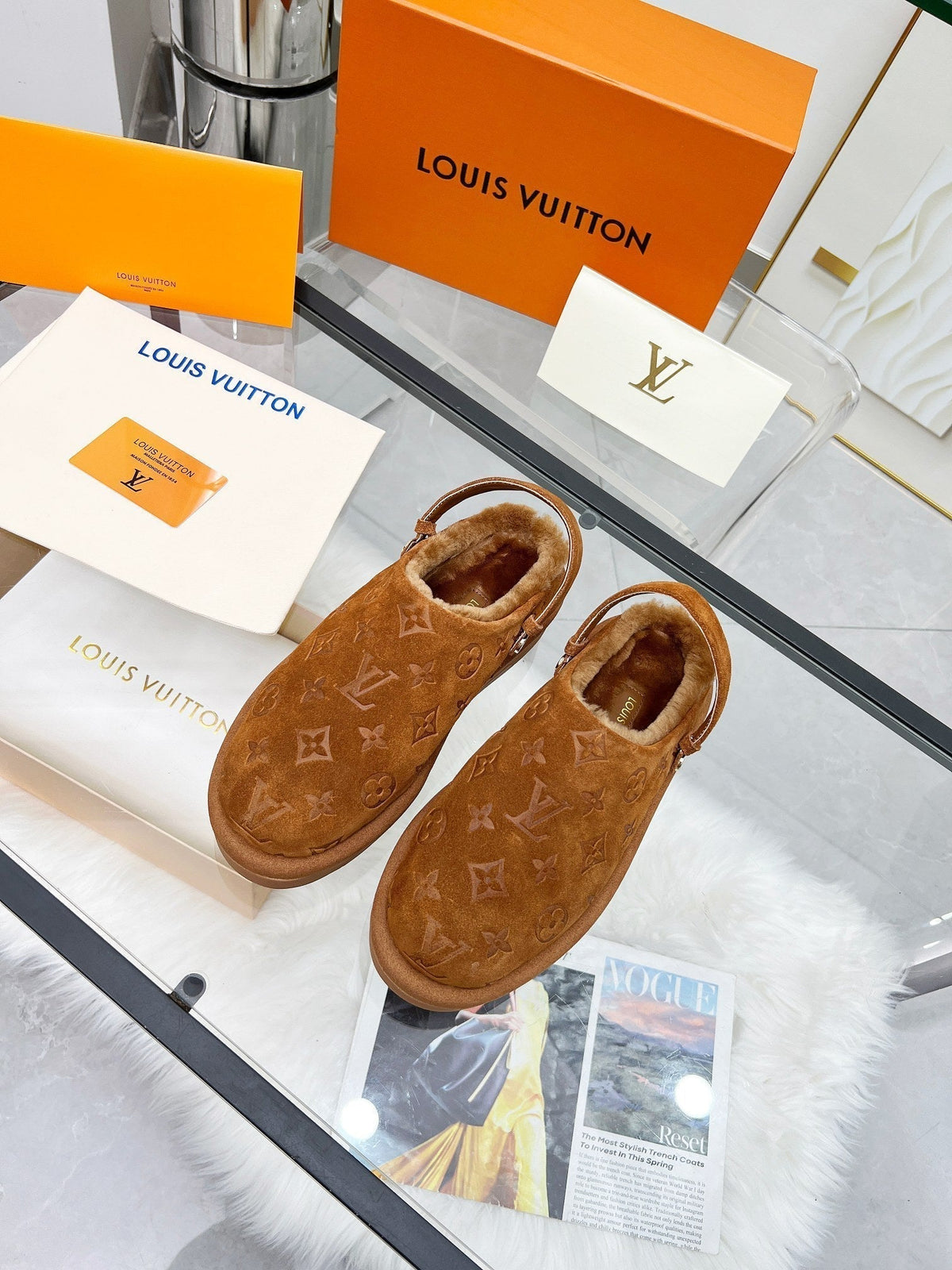 LV WOMEN'S COSY FLAT COMFORT CLOGS IN RUSSET BROWN MONOGRAM SUEDE