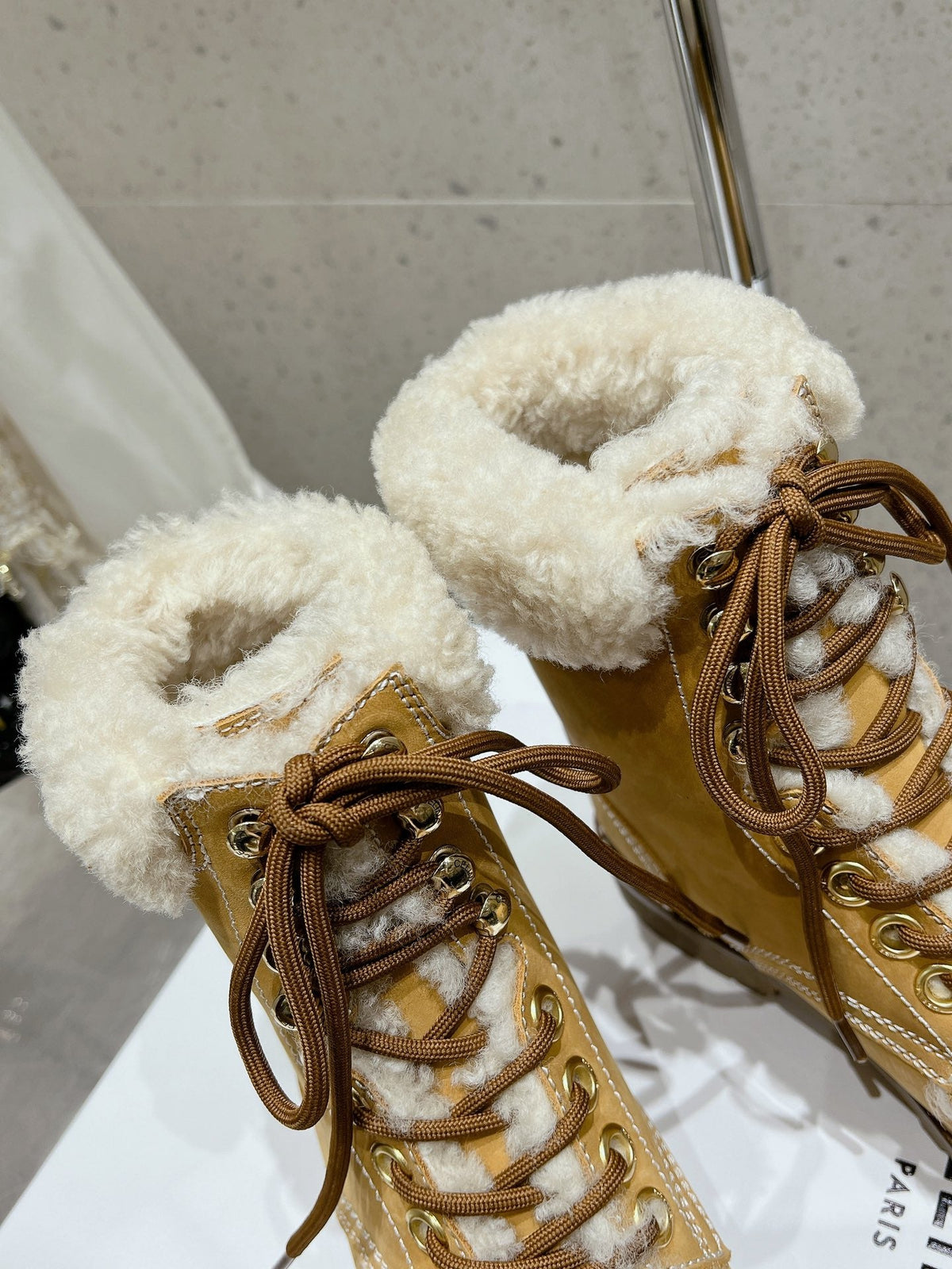 MARTIN BOOT IN PEANUT BROWN SUEDE AND WHITE FLEECE