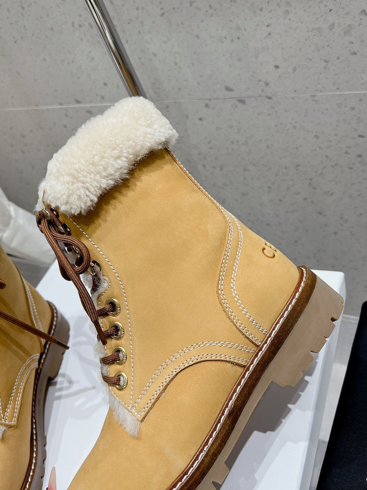 MARTIN BOOT IN PEANUT BROWN SUEDE AND WHITE FLEECE