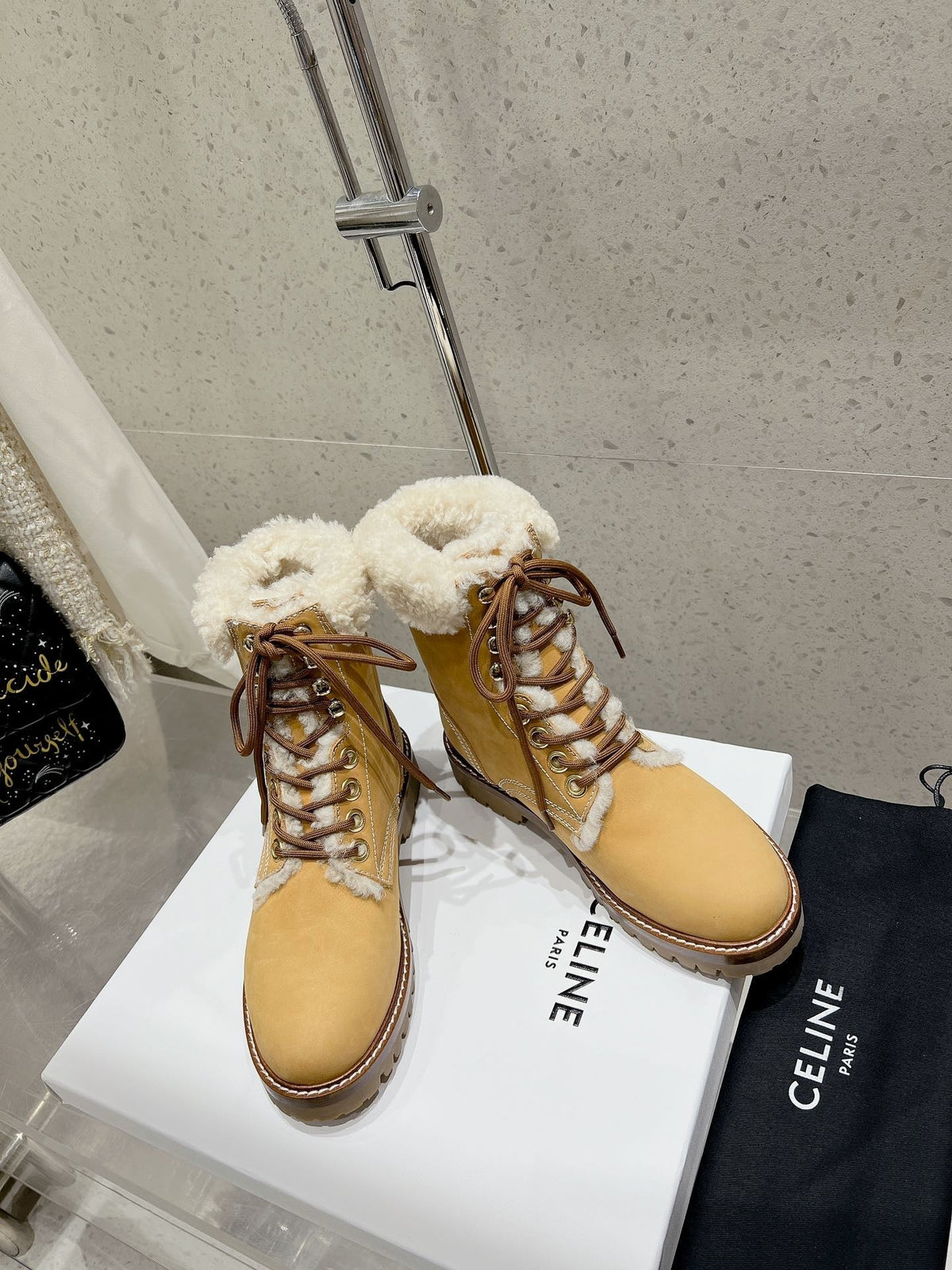MARTIN BOOT IN PEANUT BROWN SUEDE AND WHITE FLEECE