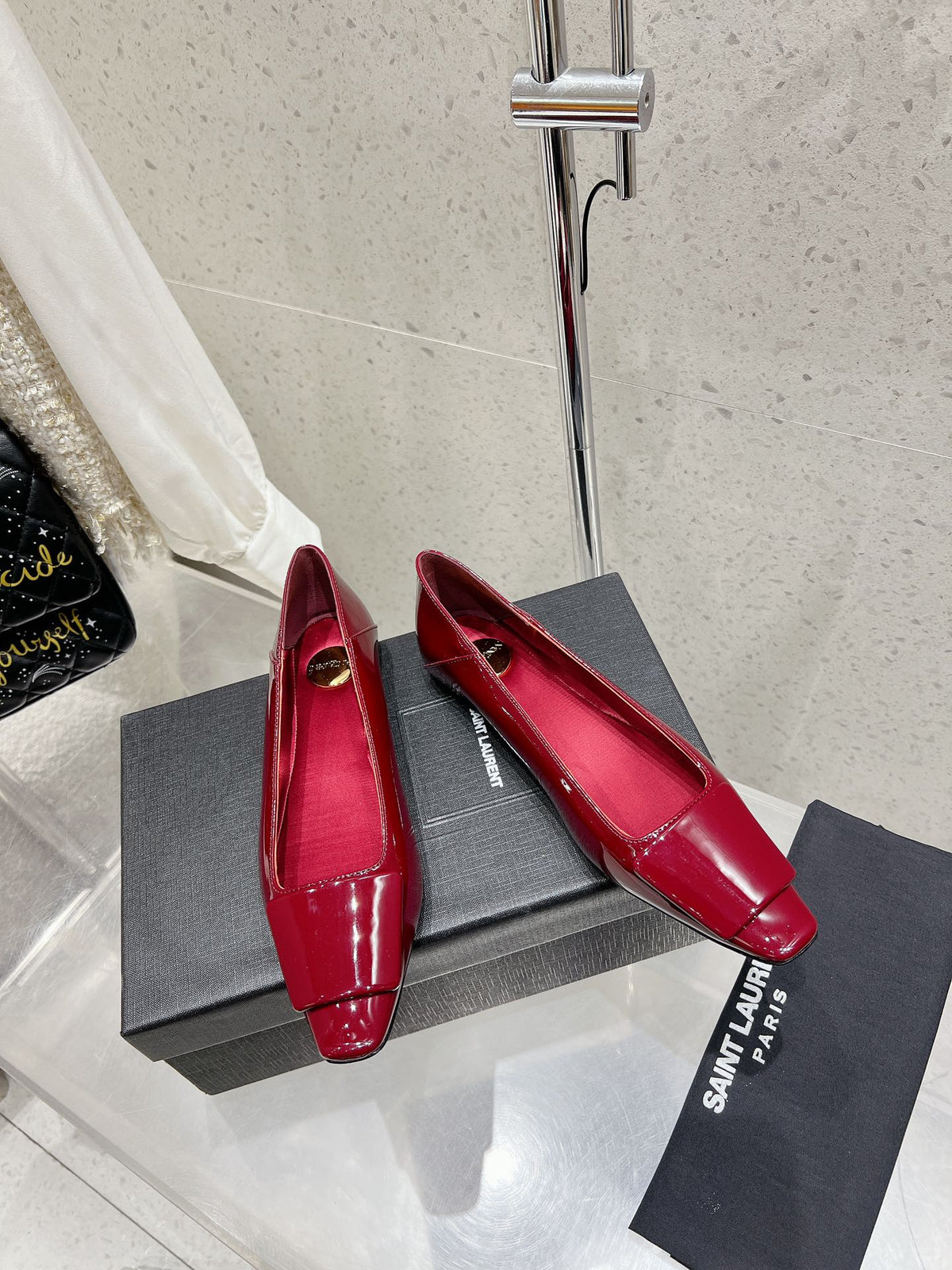 BALLERINA FLATS IN RUBY RED PATENT CALFSKIN