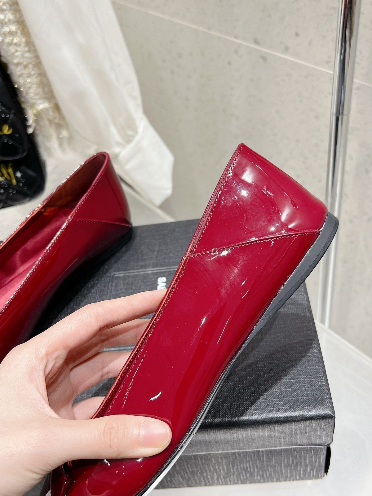 BALLERINA FLATS IN RUBY RED PATENT CALFSKIN