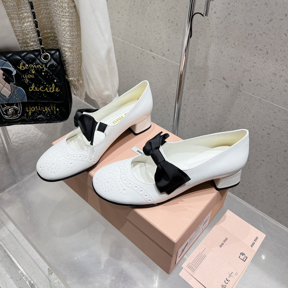 MARY JANE MID HEEL PUMPS IN WHITE PATENT LAMBSKIN WITH BOW