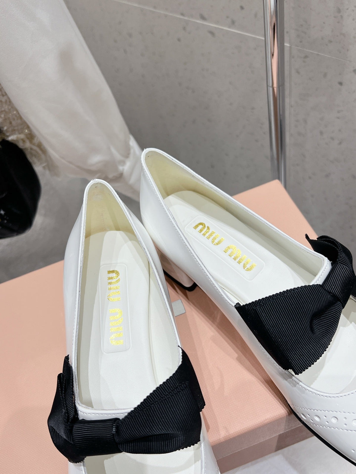 MARY JANE MID HEEL PUMPS IN WHITE PATENT LAMBSKIN WITH BOW