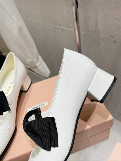 MARY JANE MID HEEL PUMPS IN WHITE PATENT LAMBSKIN WITH BOW