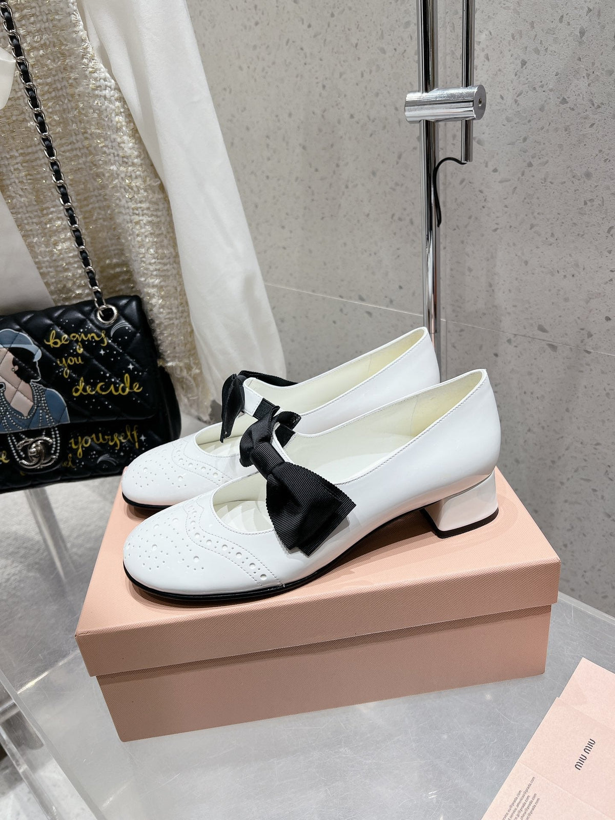 MARY JANE MID HEEL PUMPS IN WHITE PATENT LAMBSKIN WITH BOW