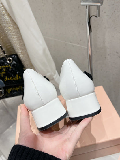 MARY JANE MID HEEL PUMPS IN WHITE PATENT LAMBSKIN WITH BOW