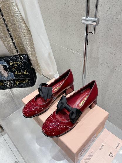 MARY JANE MID HEEL PUMPS IN RUBY RED PATENT LAMBSKIN WITH BOW