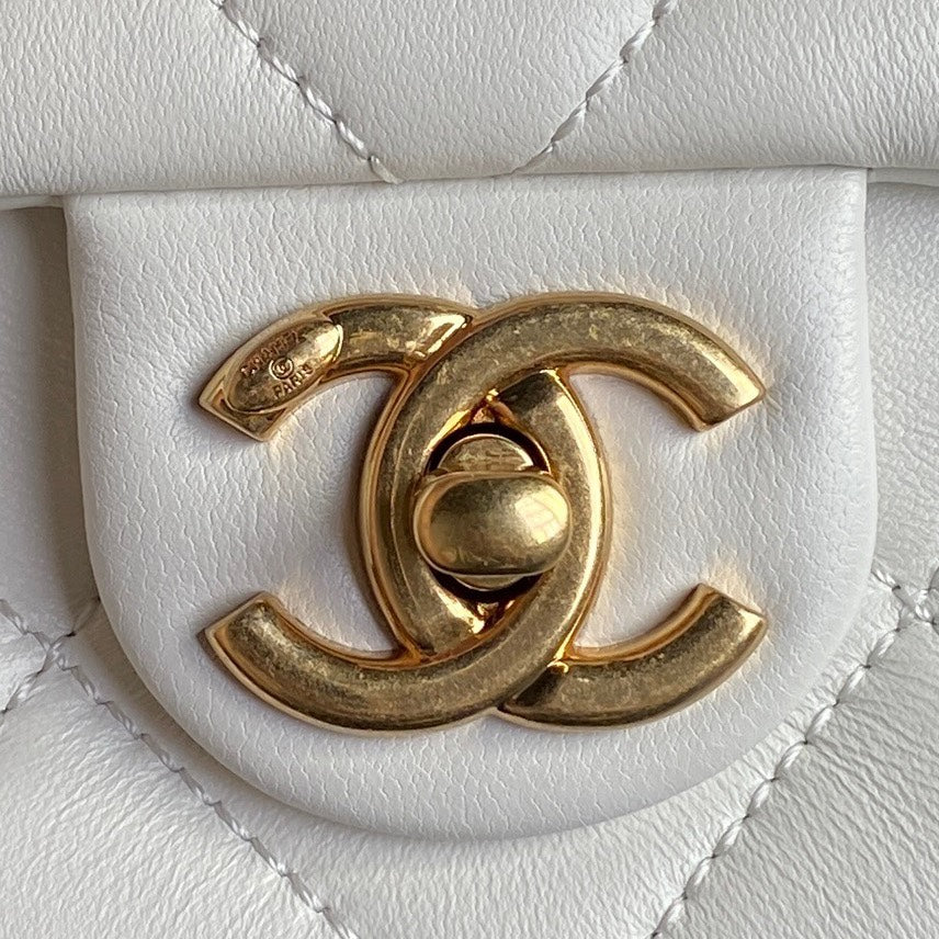 MEDIUM FLAP BAG 26 IN WHITE CALFSKIN GOLD DOUBLE C THICK CHAIN