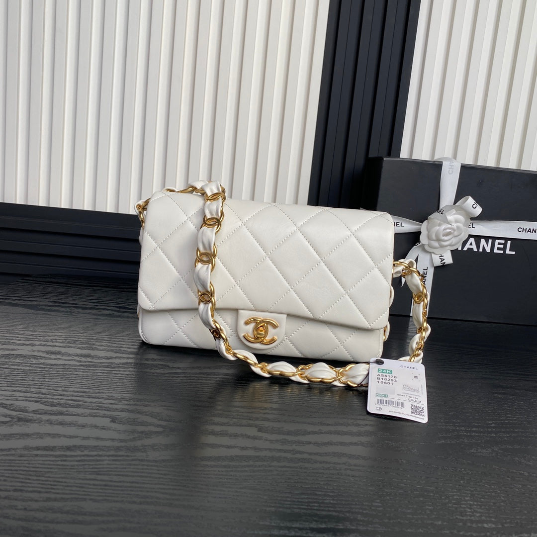 MEDIUM FLAP BAG 26 IN WHITE CALFSKIN GOLD DOUBLE C THICK CHAIN