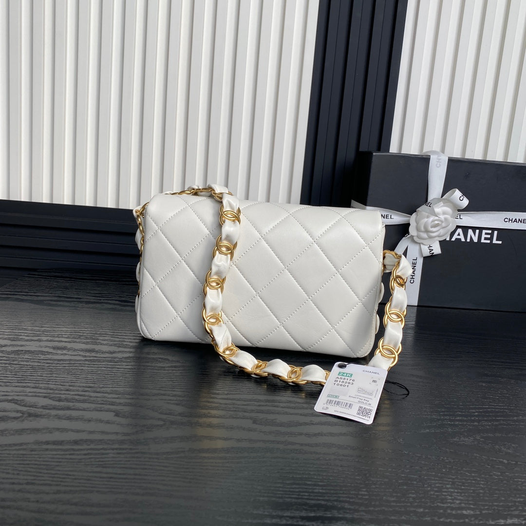 MEDIUM FLAP BAG 26 IN WHITE CALFSKIN GOLD DOUBLE C THICK CHAIN