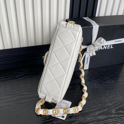 MEDIUM FLAP BAG 26 IN WHITE CALFSKIN GOLD DOUBLE C THICK CHAIN