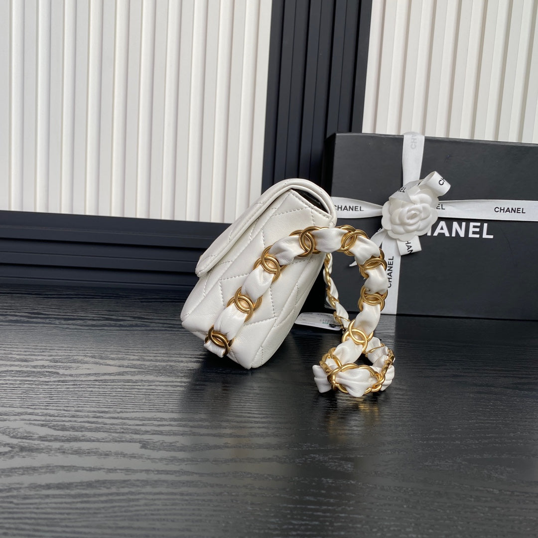 MEDIUM FLAP BAG 26 IN WHITE CALFSKIN GOLD DOUBLE C THICK CHAIN