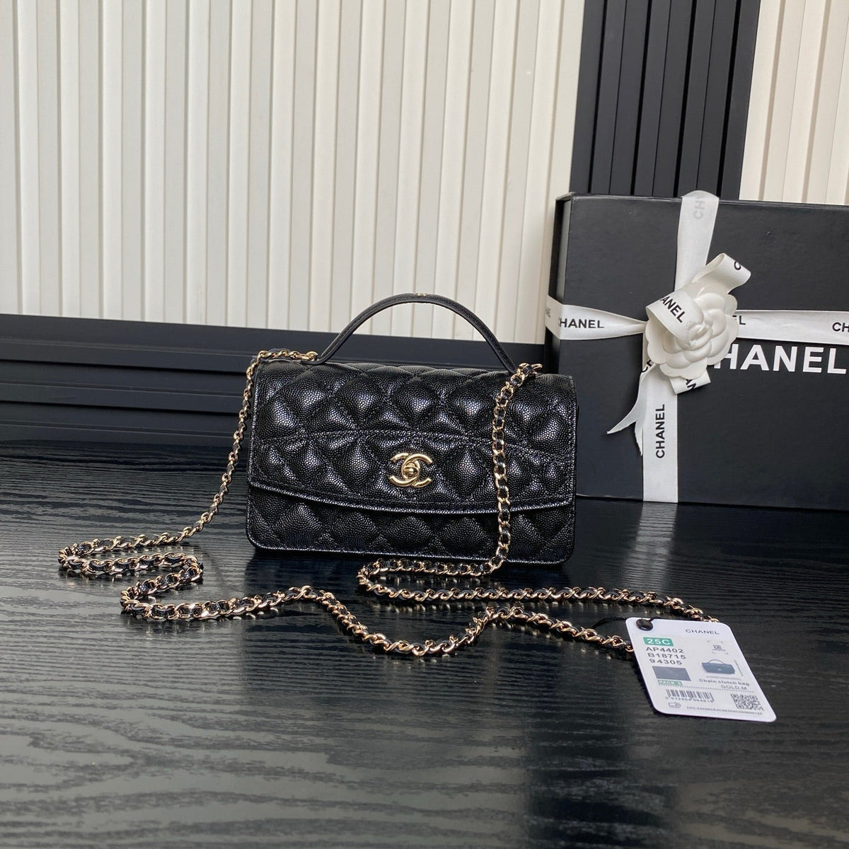 25C FLAP BAG 18 IN BLACK SHINY GRAINED CALFSKIN GOLD HARDWARE