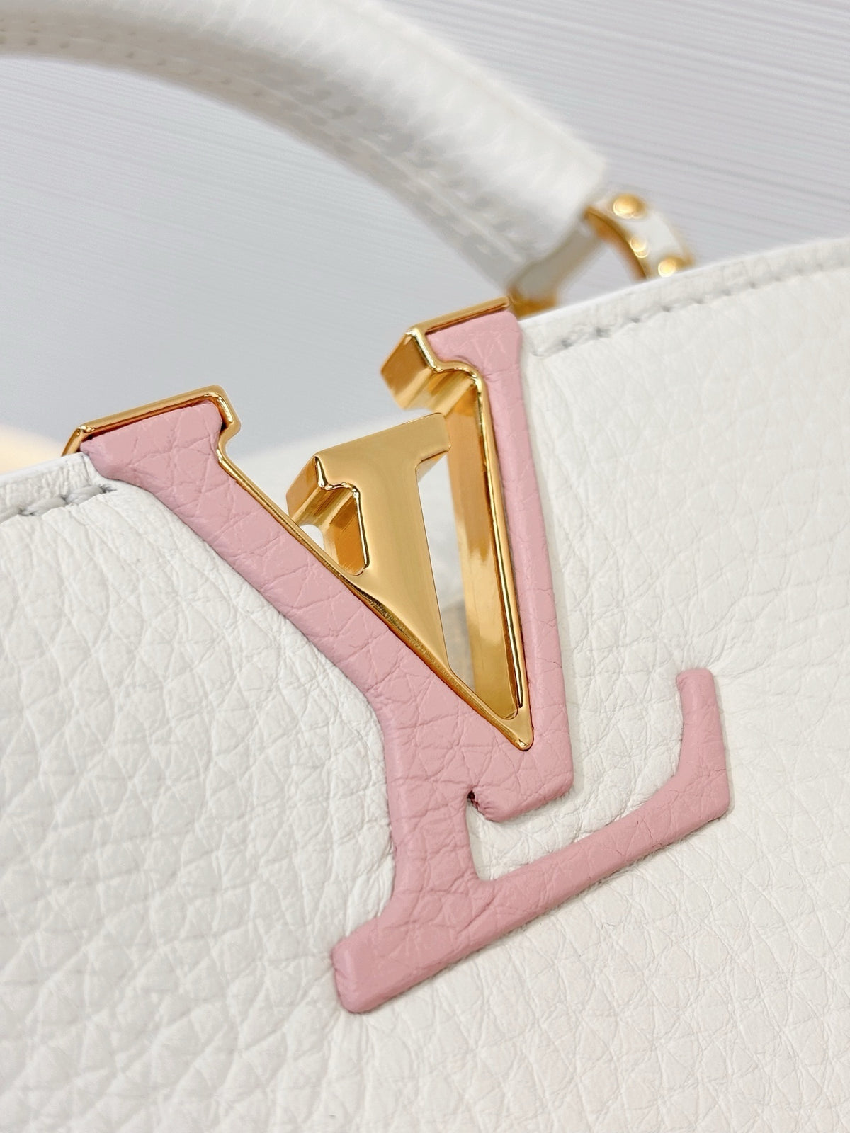 Louis Vuitton Capucines bag in white Taurillon leather