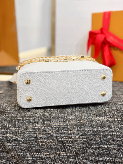 Louis Vuitton Capucines bag in white Taurillon leather