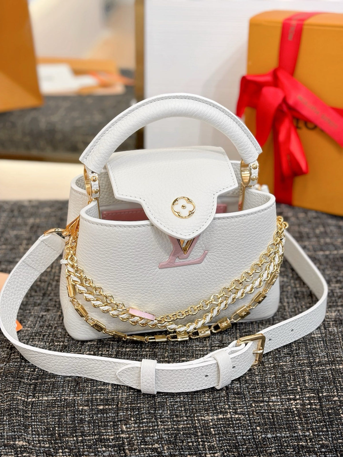 Louis Vuitton Capucines bag in white Taurillon leather