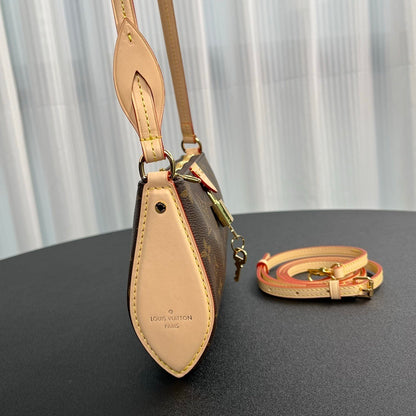 Louis Vuitton Pochette Tirette bag in Monogram Canvas
