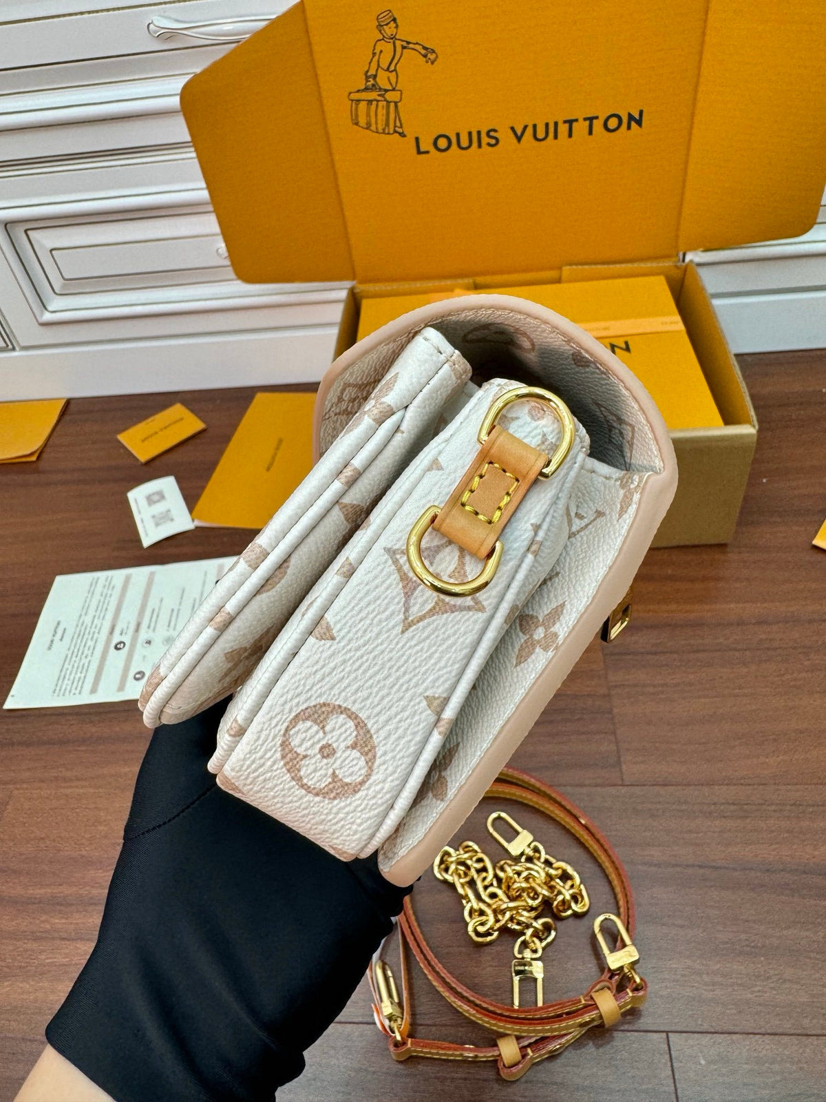 Louis Vuitton Pochette Métis East West