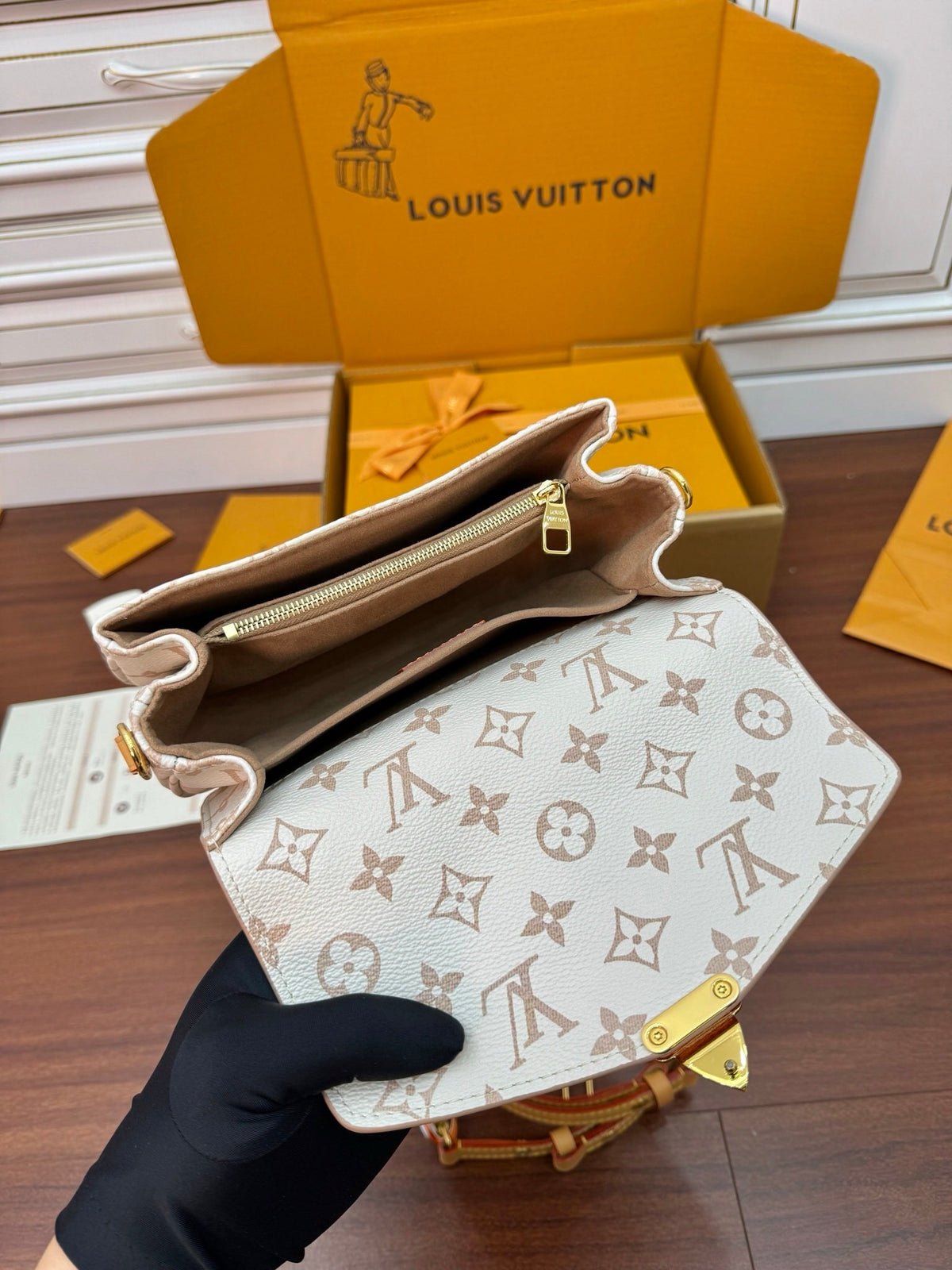 Louis Vuitton Pochette Métis East West