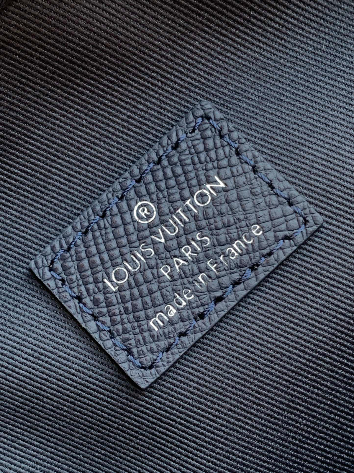 LV AVENUE SLINGBAG 31 IN NAVY BLUE TAIGA LEATHER