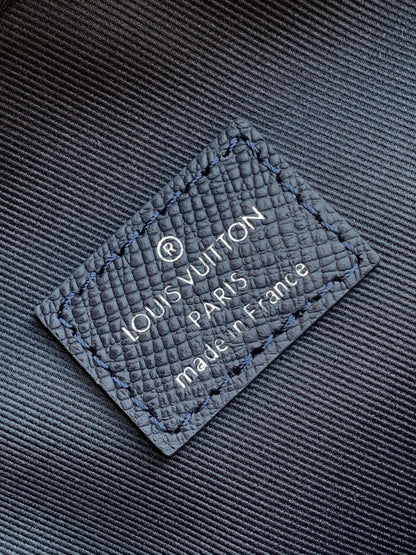 LV AVENUE SLINGBAG 31 IN NAVY BLUE TAIGA LEATHER