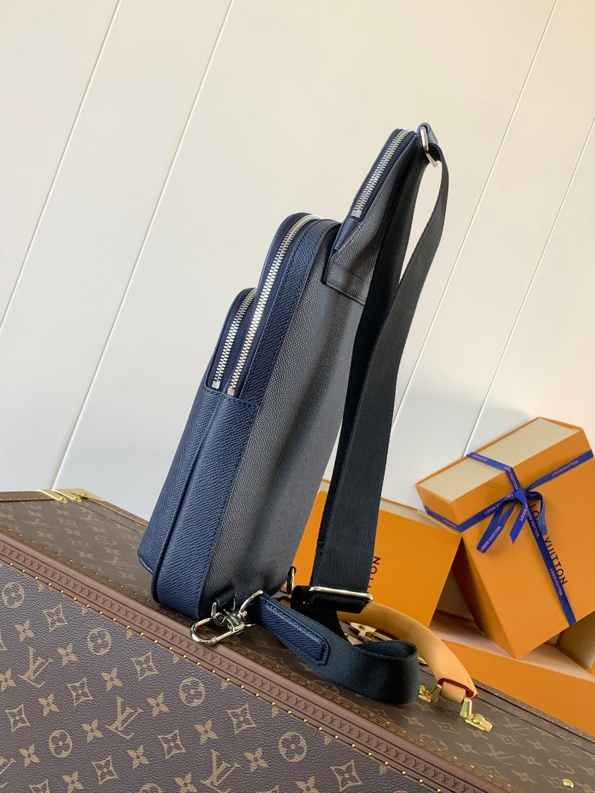 LV AVENUE SLINGBAG 31 IN NAVY BLUE TAIGA LEATHER