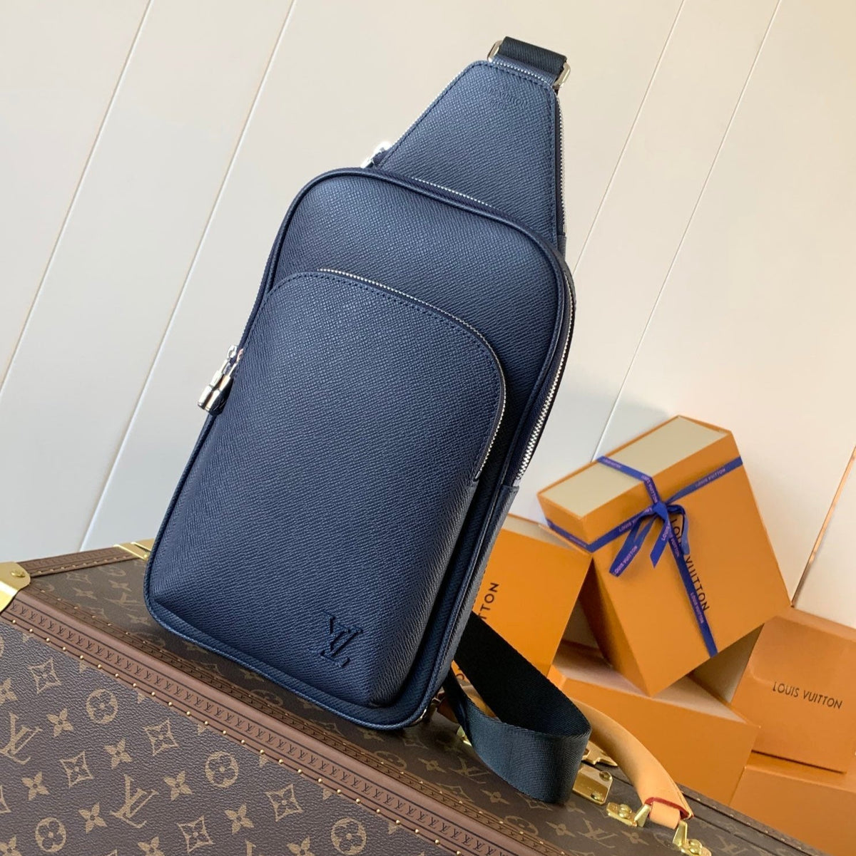 LV AVENUE SLINGBAG 31 IN NAVY BLUE TAIGA LEATHER