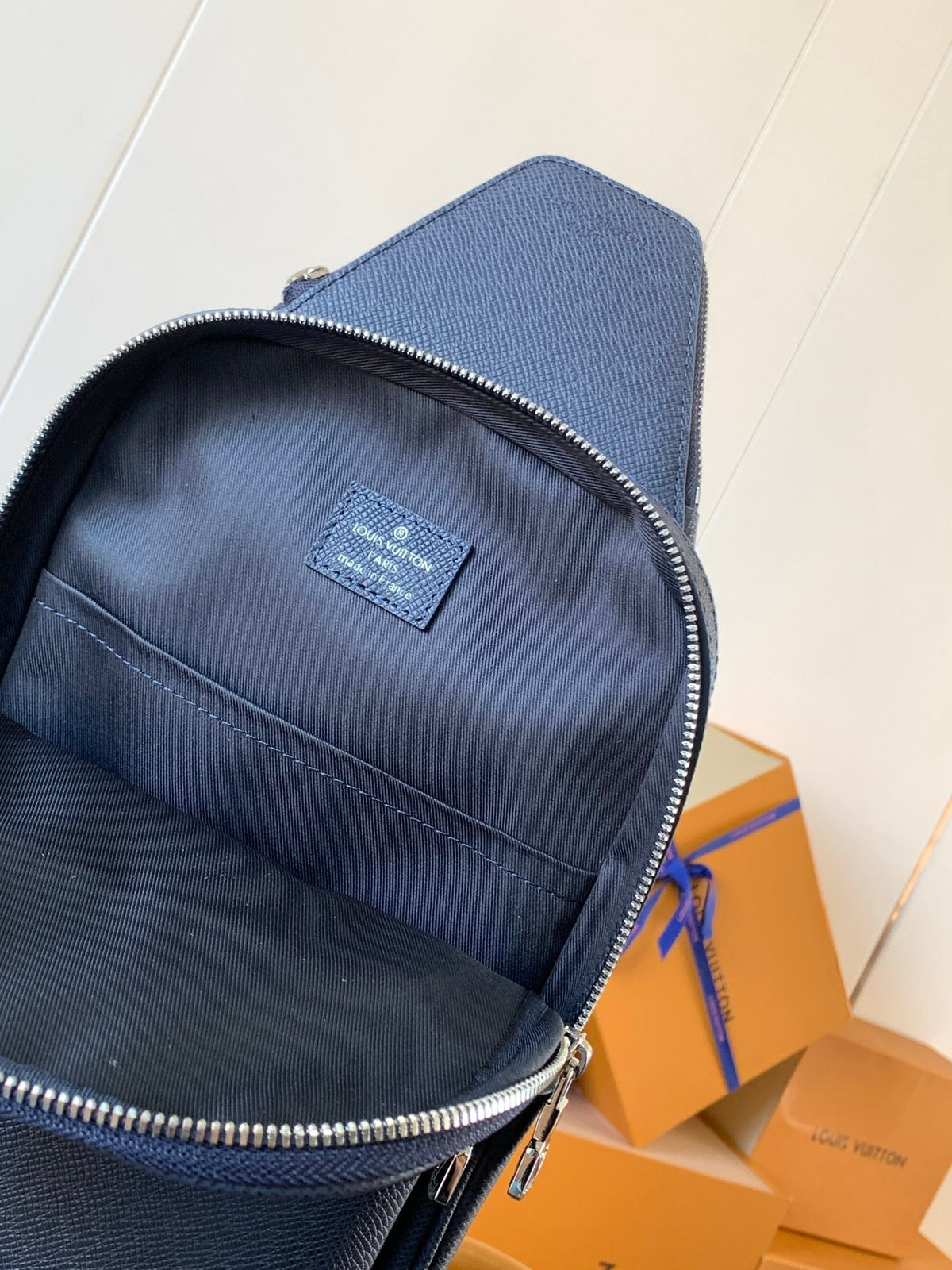 LV AVENUE SLINGBAG 31 IN NAVY BLUE TAIGA LEATHER