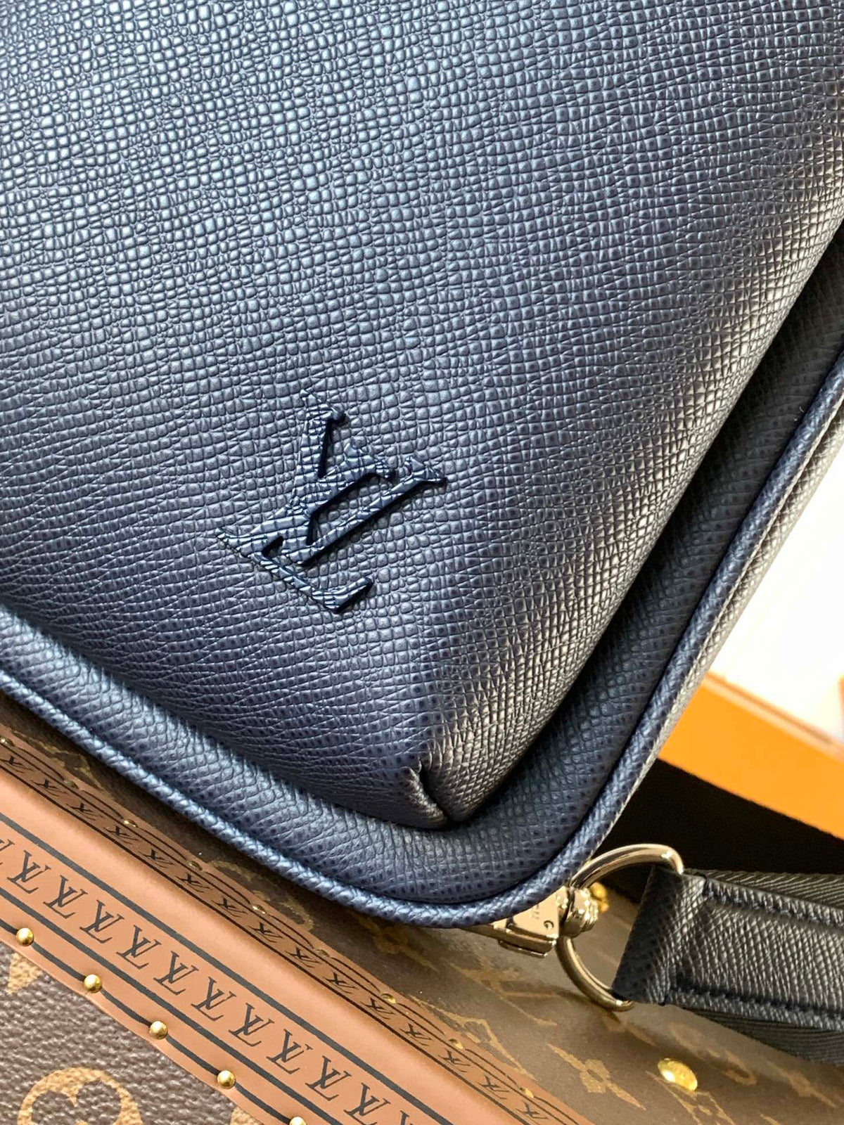 LV AVENUE SLINGBAG 31 IN NAVY BLUE TAIGA LEATHER