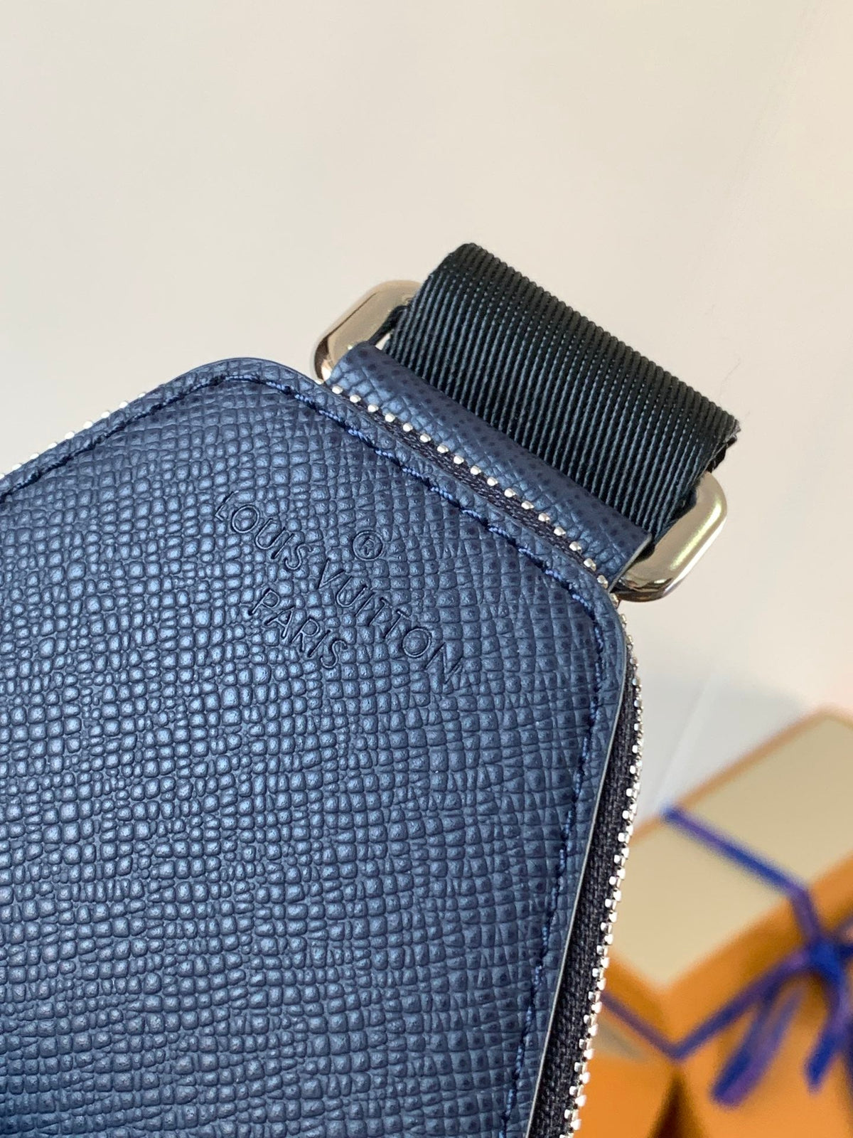 LV AVENUE SLINGBAG 31 IN NAVY BLUE TAIGA LEATHER