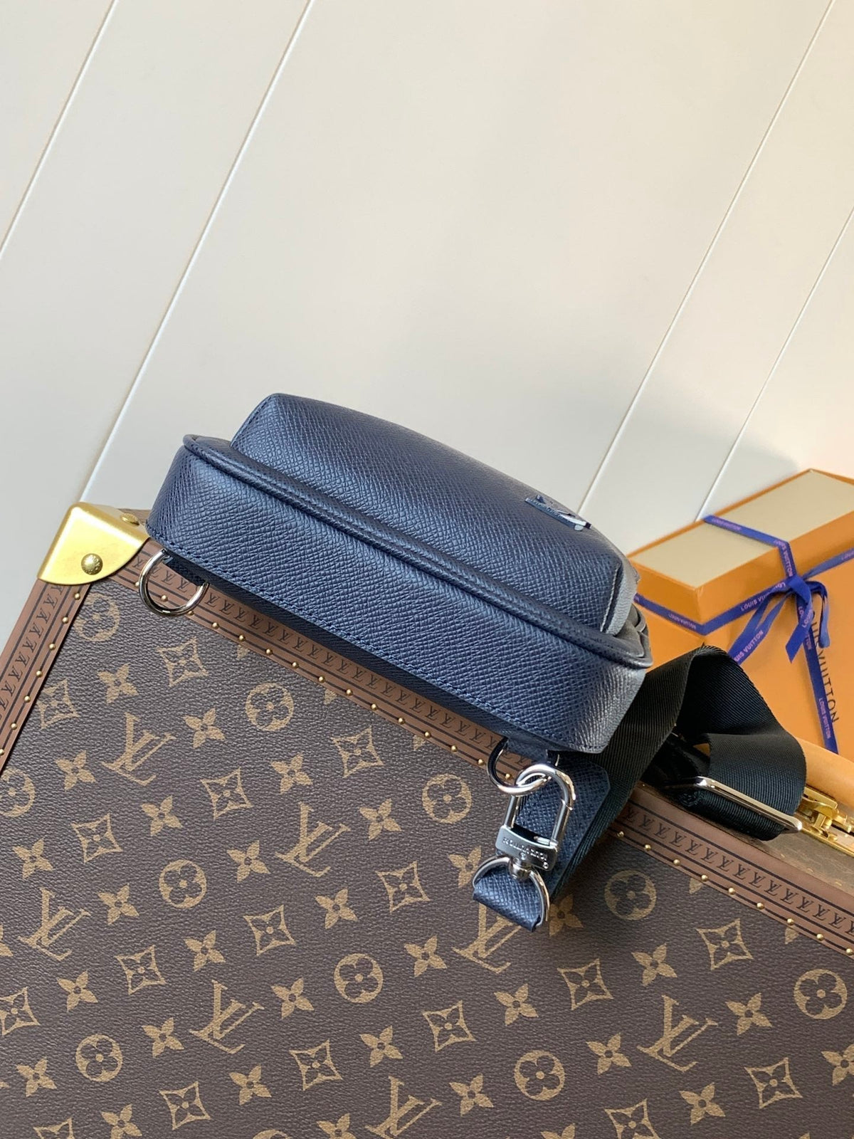 LV AVENUE SLINGBAG 31 IN NAVY BLUE TAIGA LEATHER