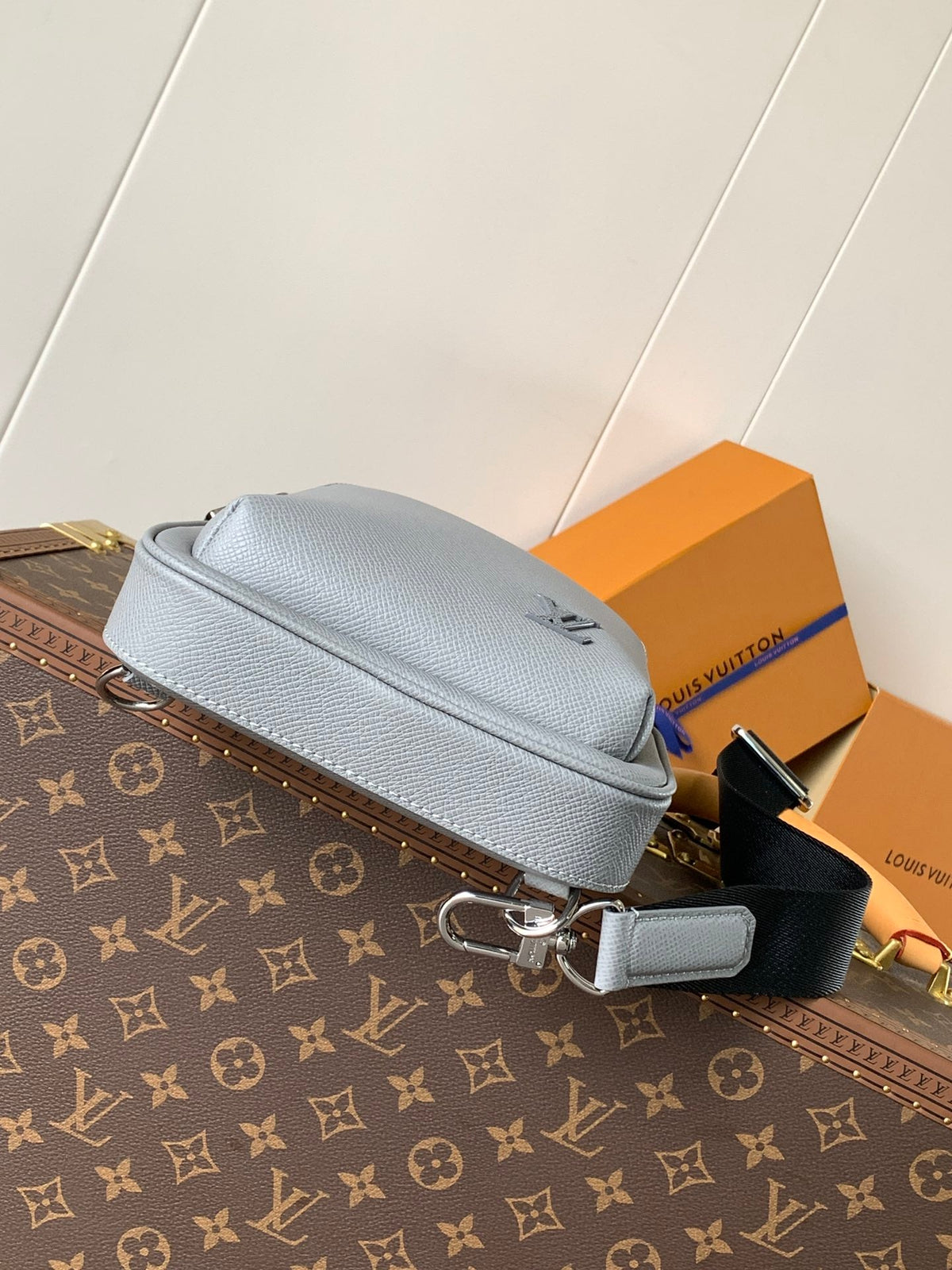 LV AVENUE SLINGBAG 31 IN GREY TAIGA LEATHER