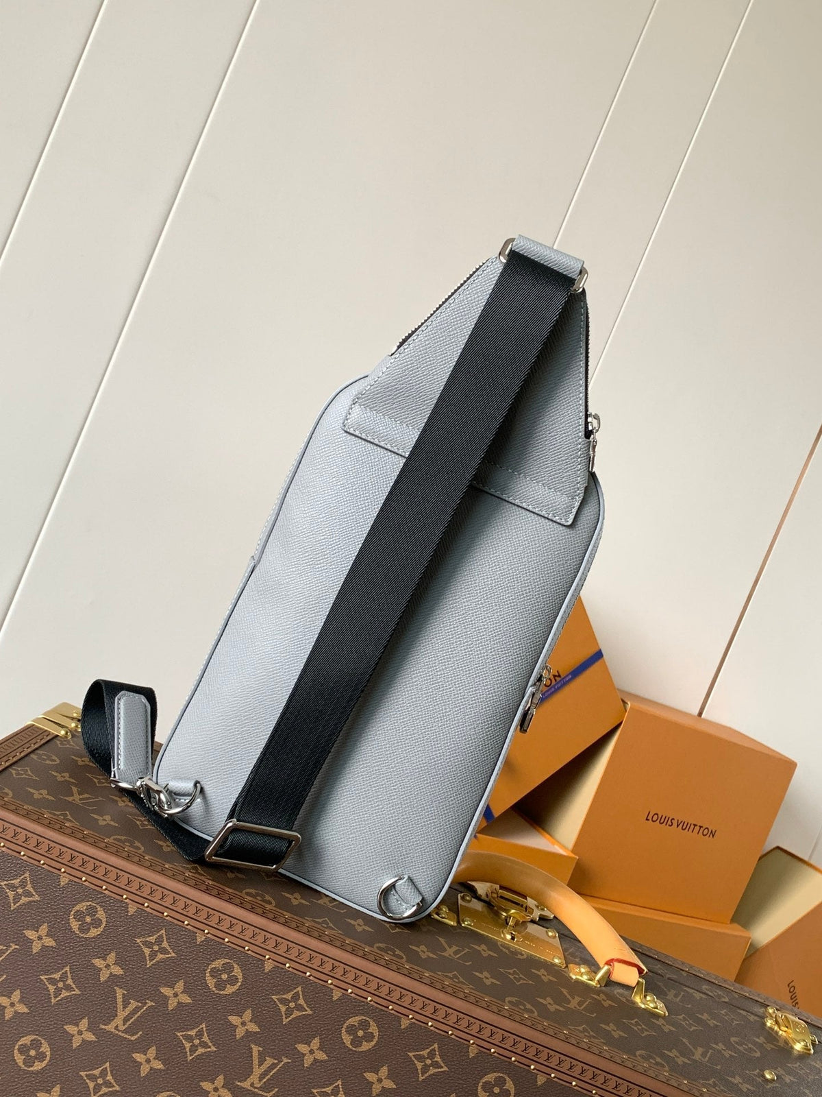 LV AVENUE SLINGBAG 31 IN GREY TAIGA LEATHER