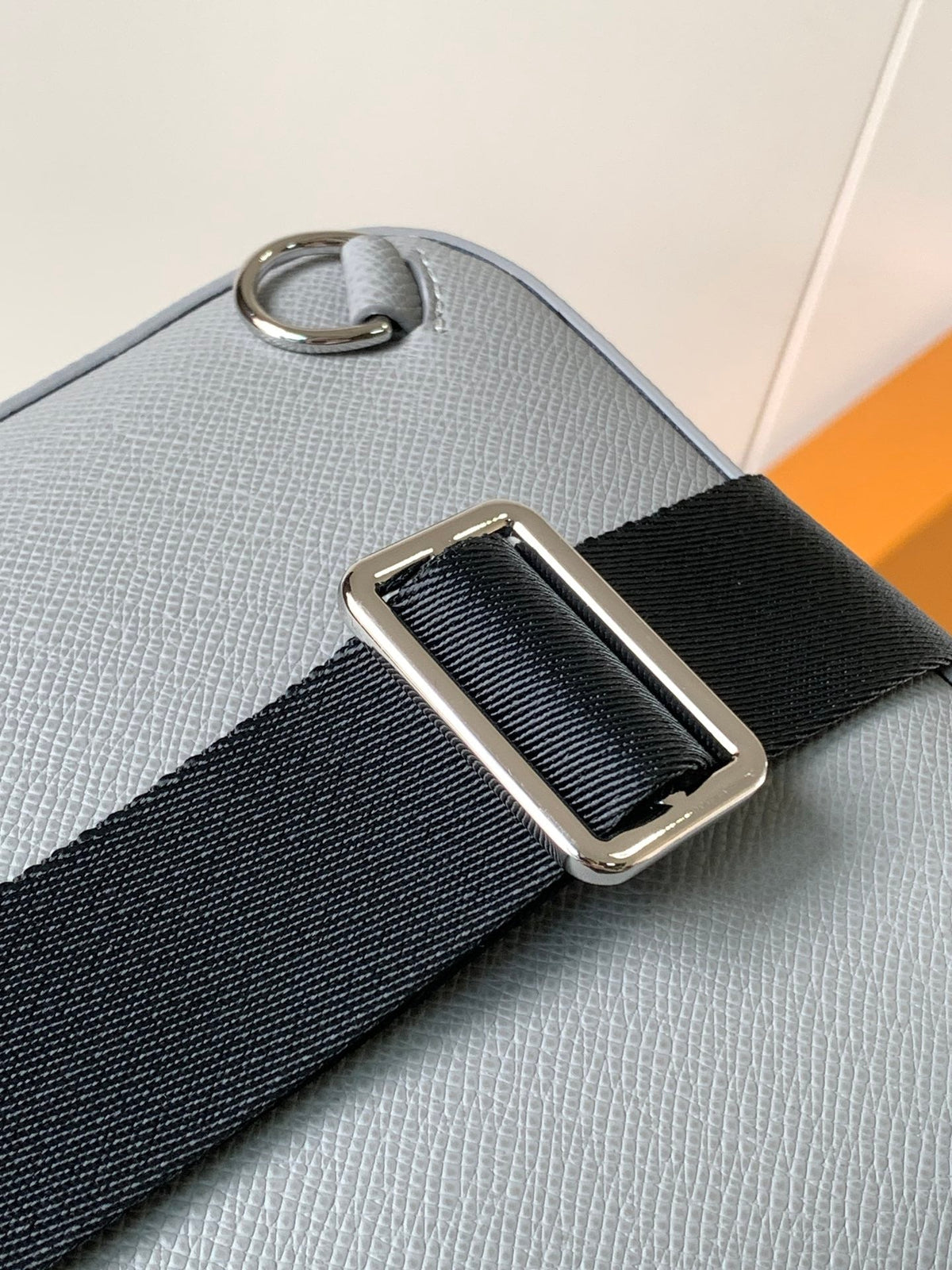 LV AVENUE SLINGBAG 31 IN GREY TAIGA LEATHER