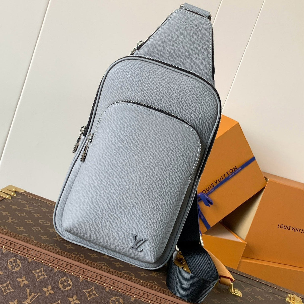 LV AVENUE SLINGBAG 31 IN GREY TAIGA LEATHER